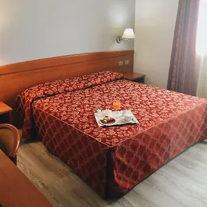 Hotel Croce, Negrisia